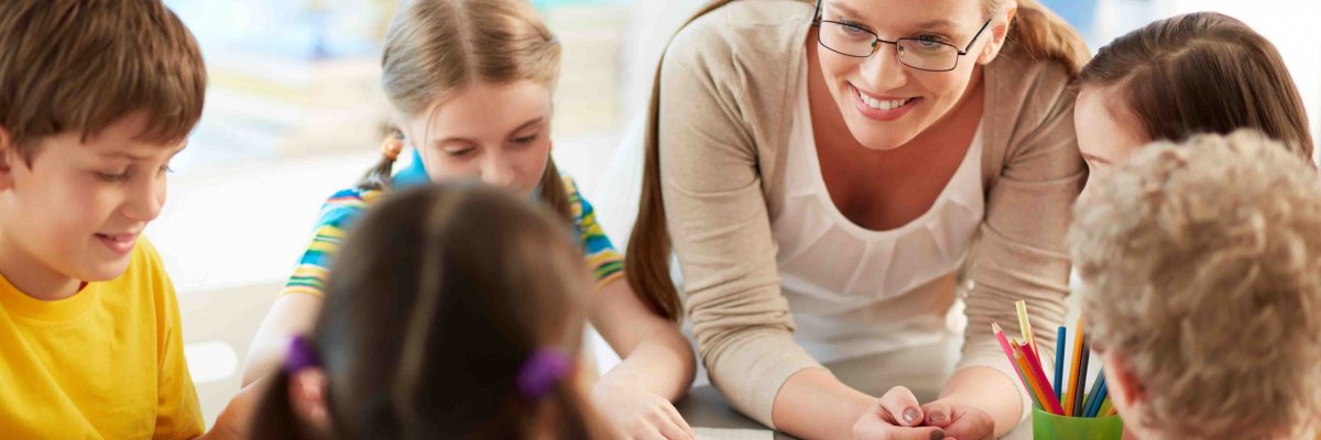 profesora con alumnos niños en clase