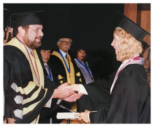 Dra. Carmen Hernzadez Sanchez Del Rio recibe titulo Dra. Carmen Hernández recibiendo titulo del presidente de asociación mundial de sexología médica (WAS) - 1996